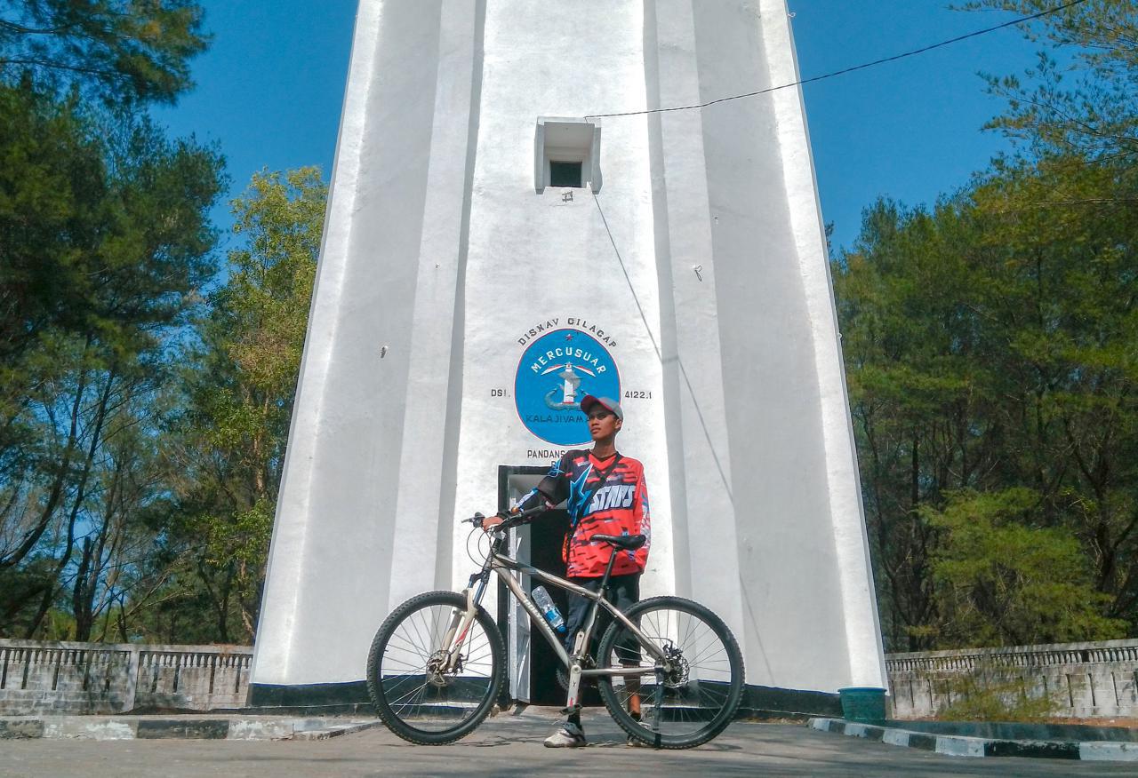 Melihat Pesisir Pantai Pandansari Goa Cemara Dari